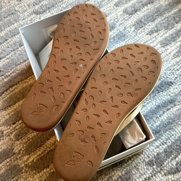 Platinum Flip Flops with comfortable padded footbed. - Picture 5 of 5